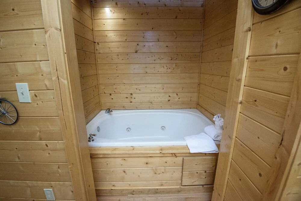 ER228 - Locker's Lodge Great Location - Close To Town! 1 Bedroom Cabin by RedAwning