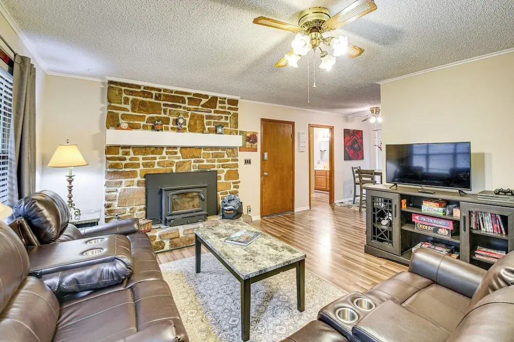 1/2 Mi to DeSoto Lake: Hot Springs Village Home