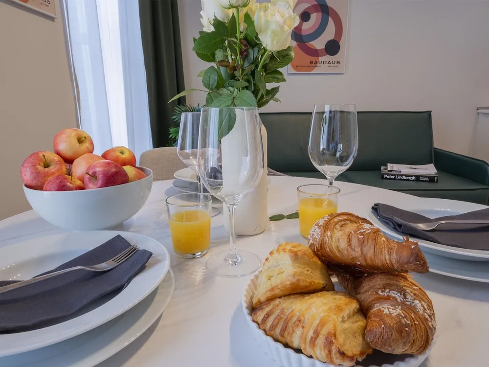 Corso Venezia - Elegant 1 BR apt With Shared Rooftop Terrace in the Heart of Milan