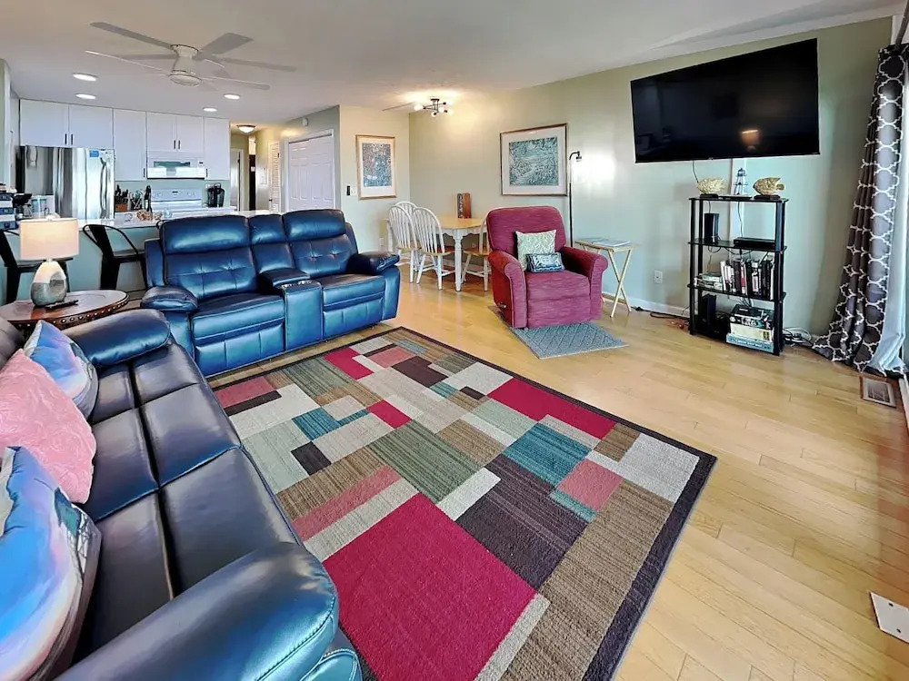 Oceanfront Condo with pool - Walk to the Tiki Bar
