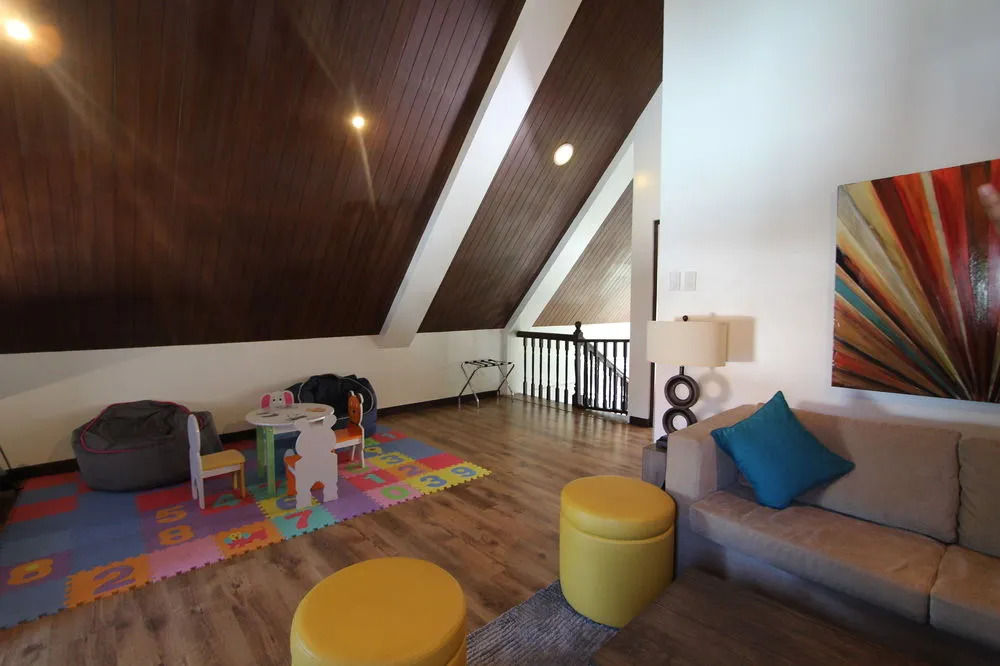 Exclusive Village Home Near Country Club, 18 pax