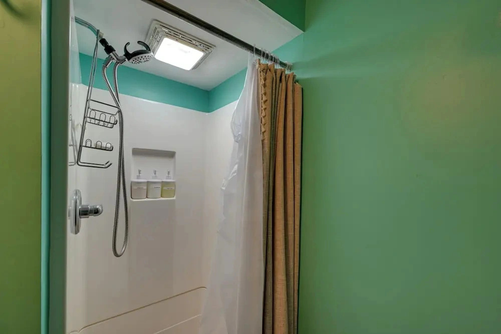 Ventnor City Getaway w/ Yard: 2 Blocks to Beach