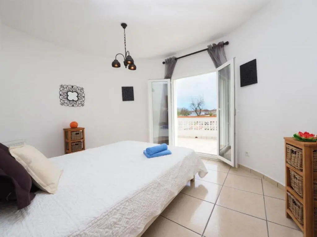 Casa Con 4 Dormitorios Con Piscina Y Amarres Privados Ref 354