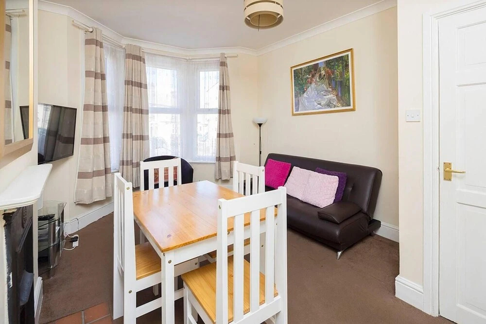 Welcoming 3BR Flat With Parking in Gillingham