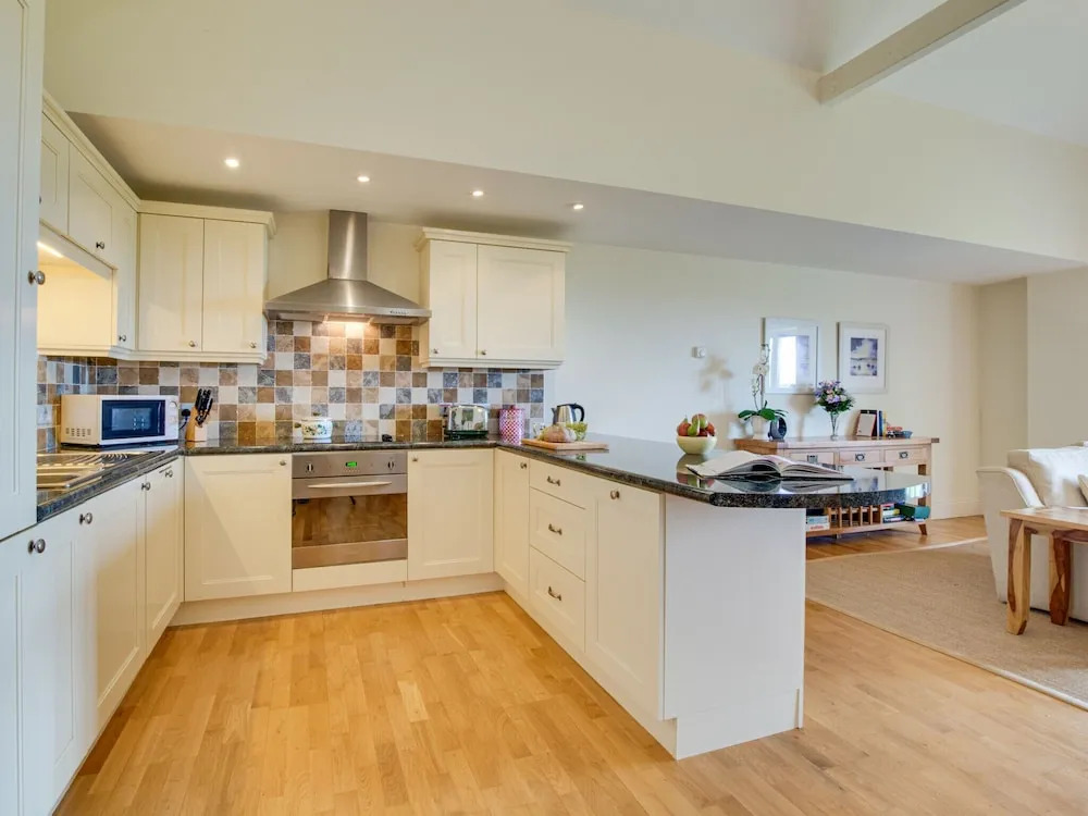 Lovely Holiday Home in Edmonton With Garden