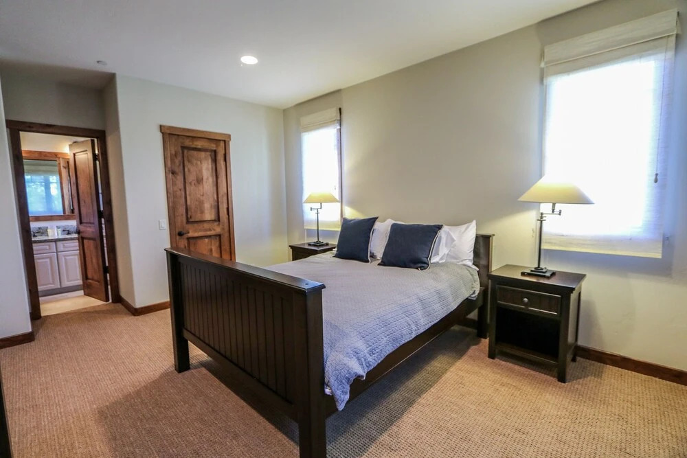 Graystone 2110 5-Star Luxury House with Private Jacuzzi and Double Garage by RedAwning