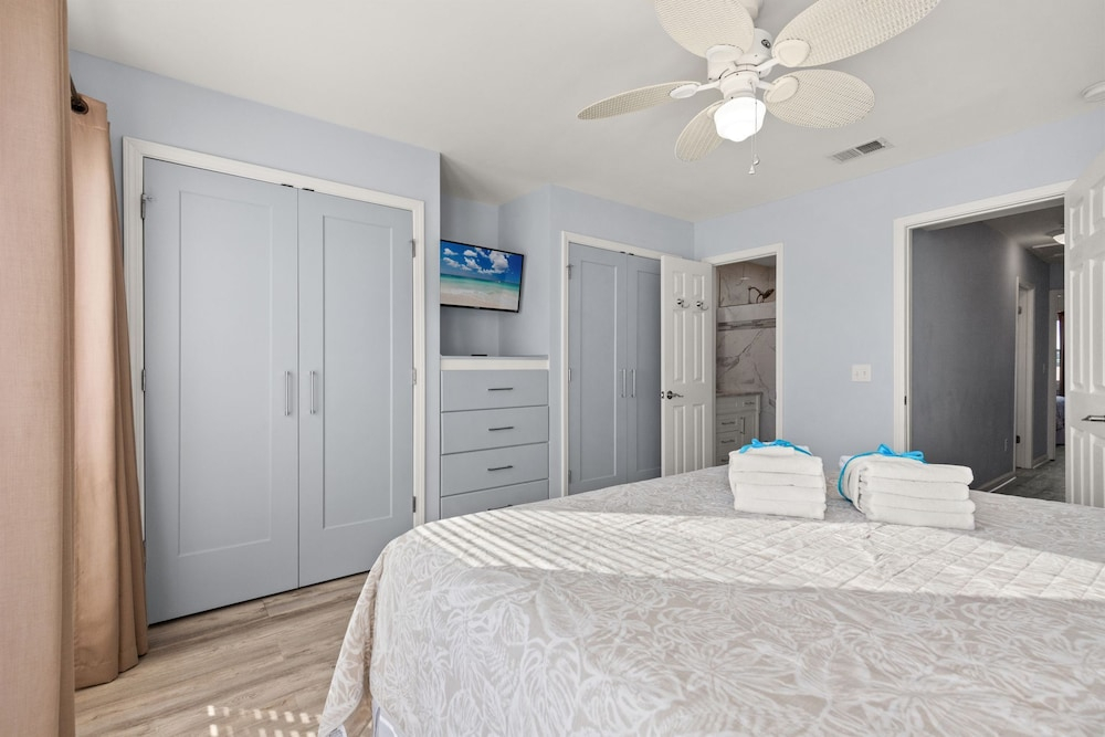 Go-jo Getaway! Coastal Comfort, 2BR Beachfront Townhouse, Sleeps 6