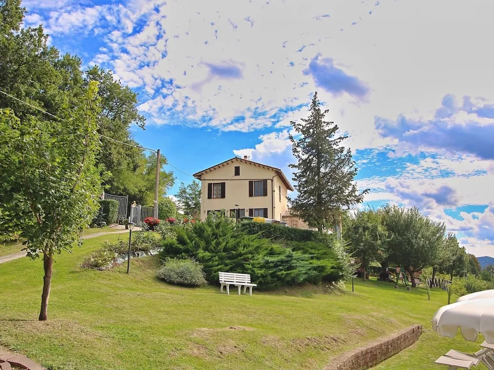 Flat in Piticchio With Scenic Views & Pool
