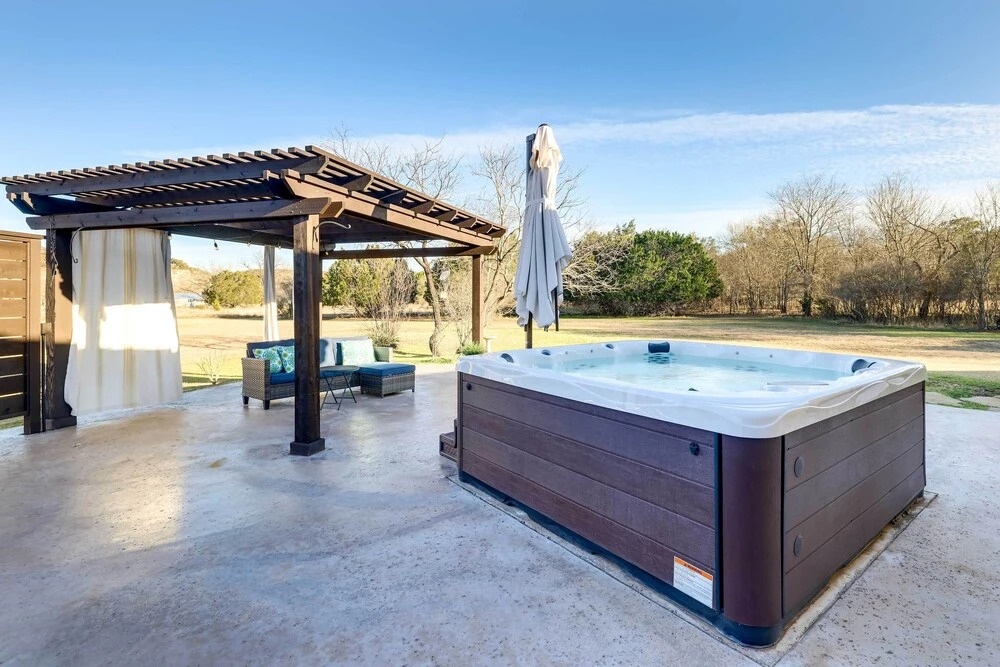 Stylish Home w/ Hot Tub ~ 4 Mi to Canyon Lake