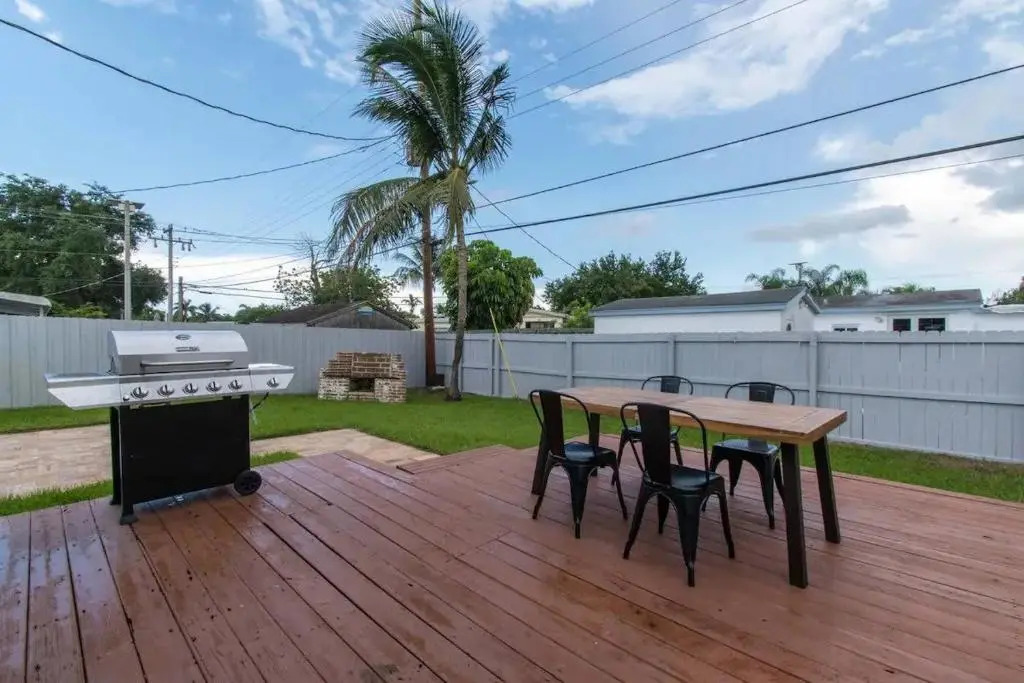 RENOVATED 2 Bd with Private Hot Tub 6 min to HARDROCK CASINO