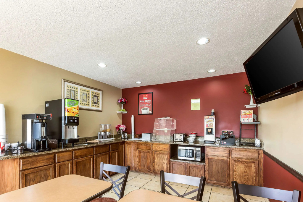 Econo Lodge Inn & Suites Fairview Heights St Louis