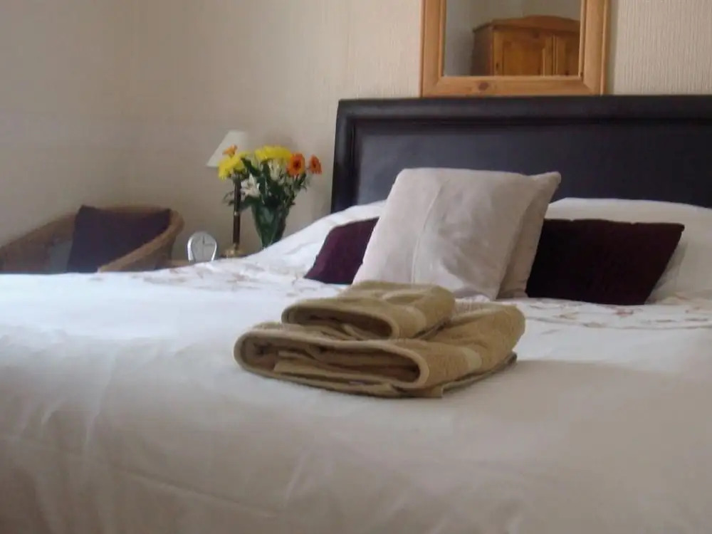 Harlequin Guest House with parking