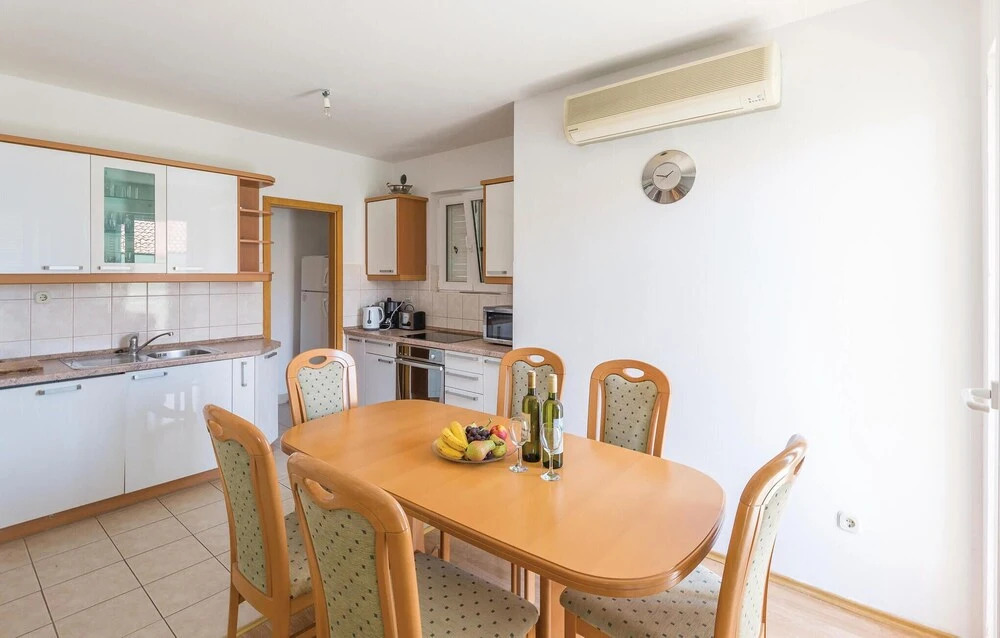 Amazing Apartment in Makarska With 5 Bedrooms and Wifi