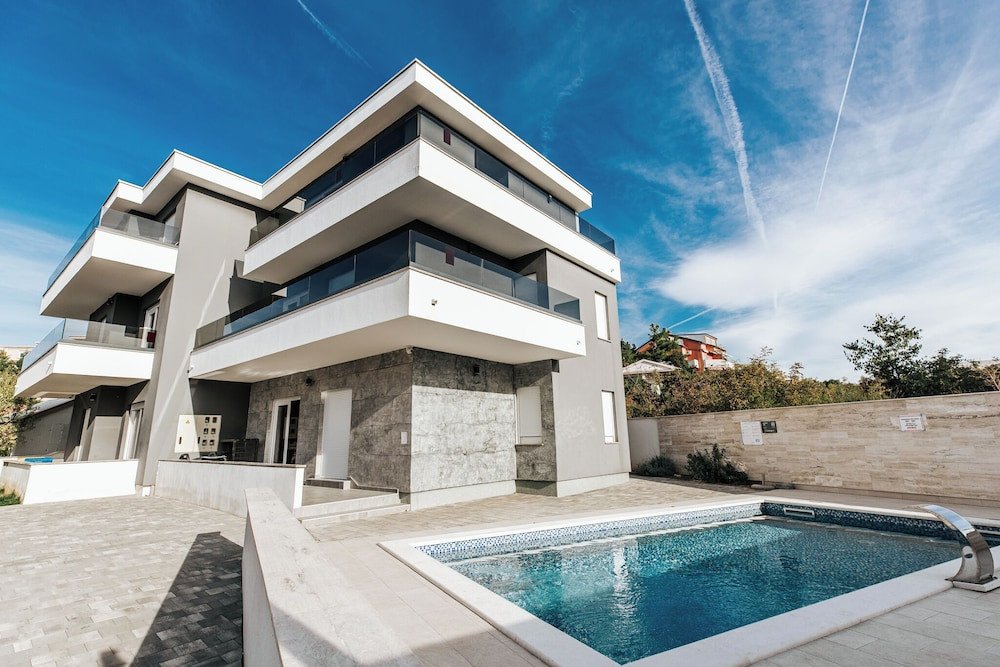 Apartments Pool Villa Maria, Novalja