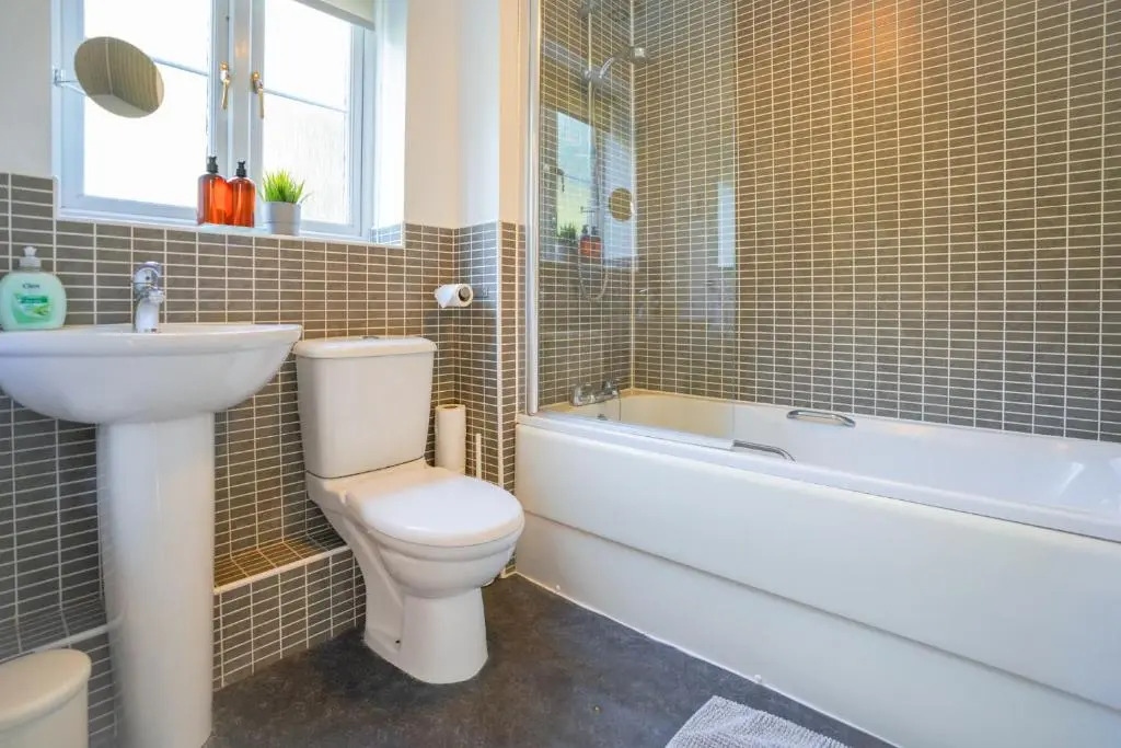 Rowsby Court - Stylish Apartment with Private Parking