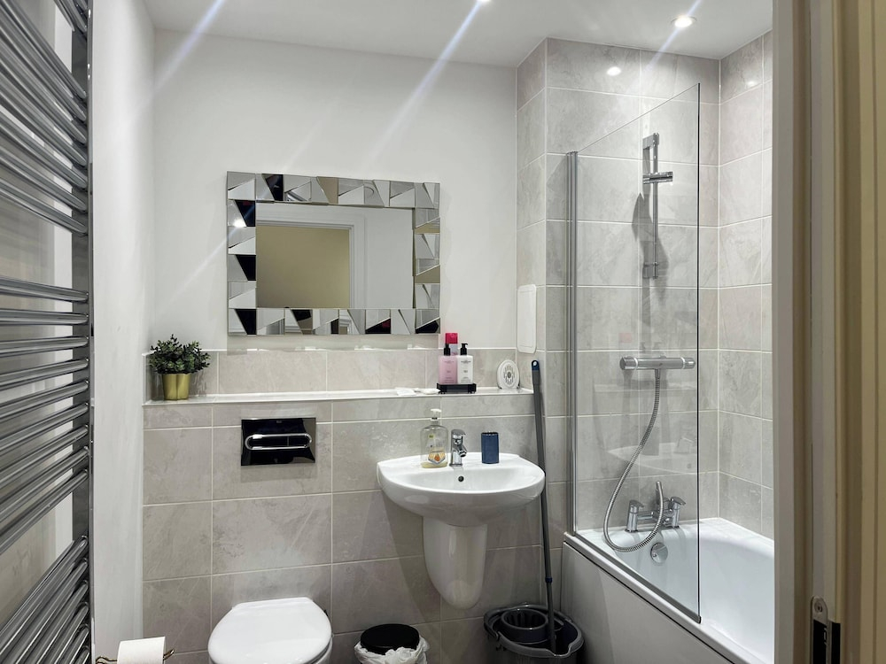 Luxury Apartment - Lakeside
