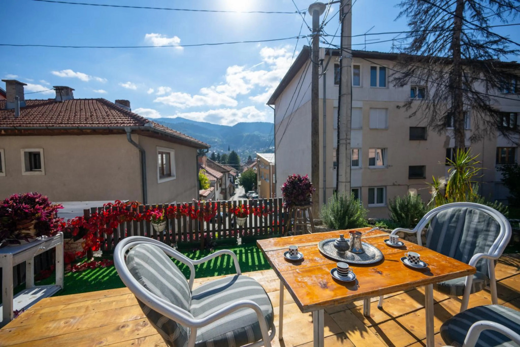 Spacious and Bright 2BDR Apartment in the Old Town