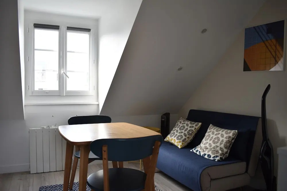 Cosy Renovated 1 Bedroom Apartment in 10th