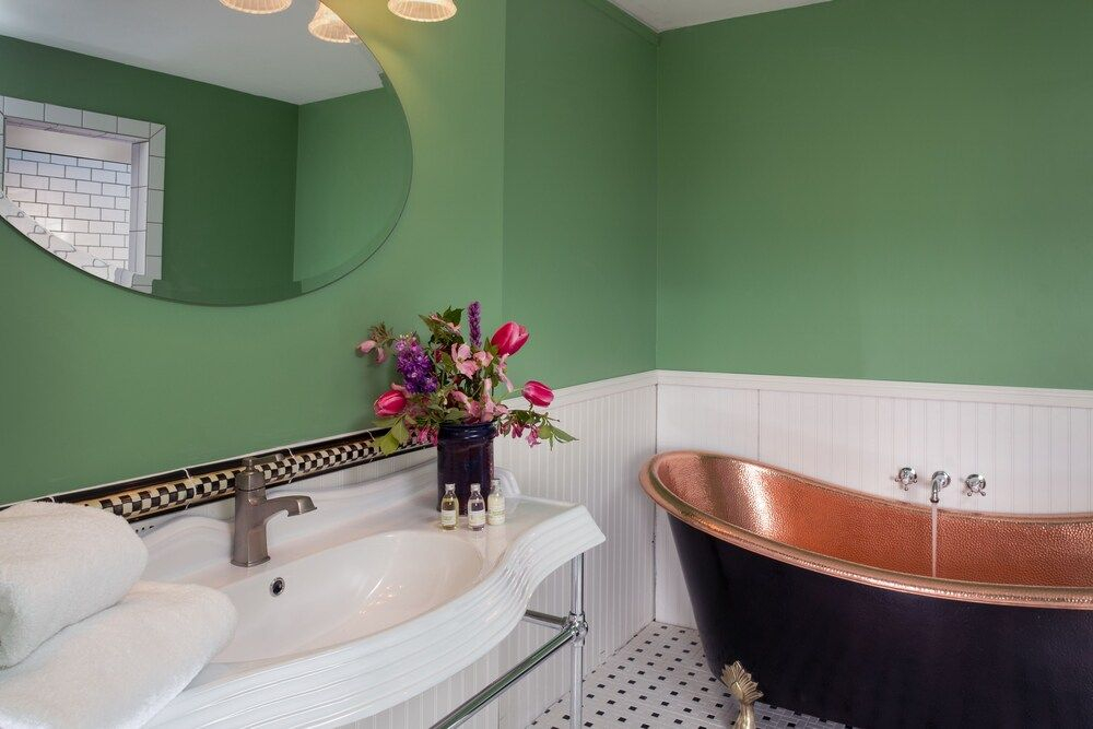 Yale Manor B&B & Yurt Glamping