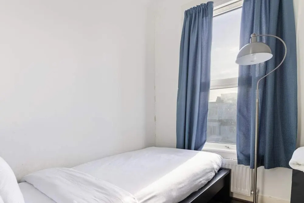 Bright & Cosy Two Bedroom Apt Close to Canning Town Tube