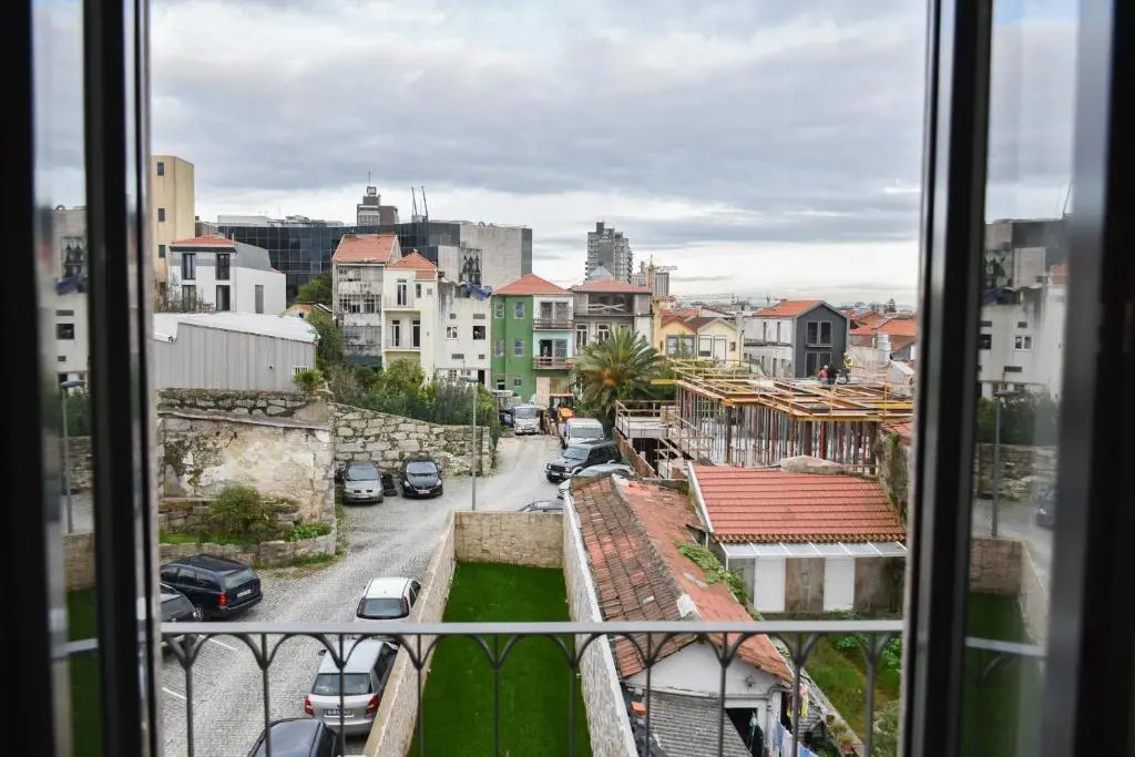 Comfortable&Central w/balcony-9 min walk Trindade
