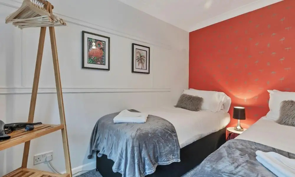 Seabright Townhouse- Super Stylish House- Parking for one Car- Sleeps up to 12