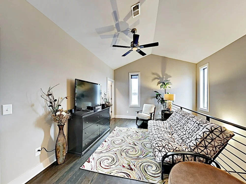 Modern WeHo Apt 8 - 3 Br Townhouse