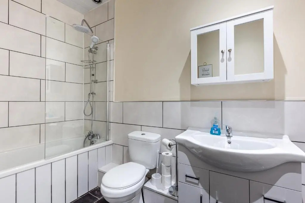 JETSON HOUSE - LUXURY 4-BED WITH KING SIZE BEDROOM Near Etihad