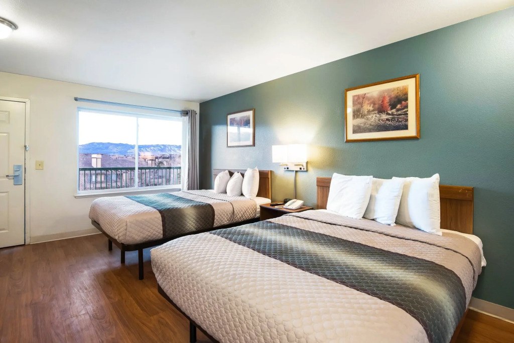 HomeTowne Studios by Red Roof Colorado Springs - Airport