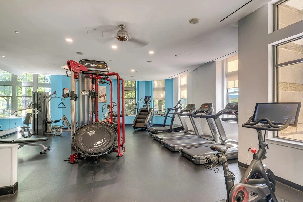 1 Mi to DCA Airport: Potomac Yard Apt w/ Pool