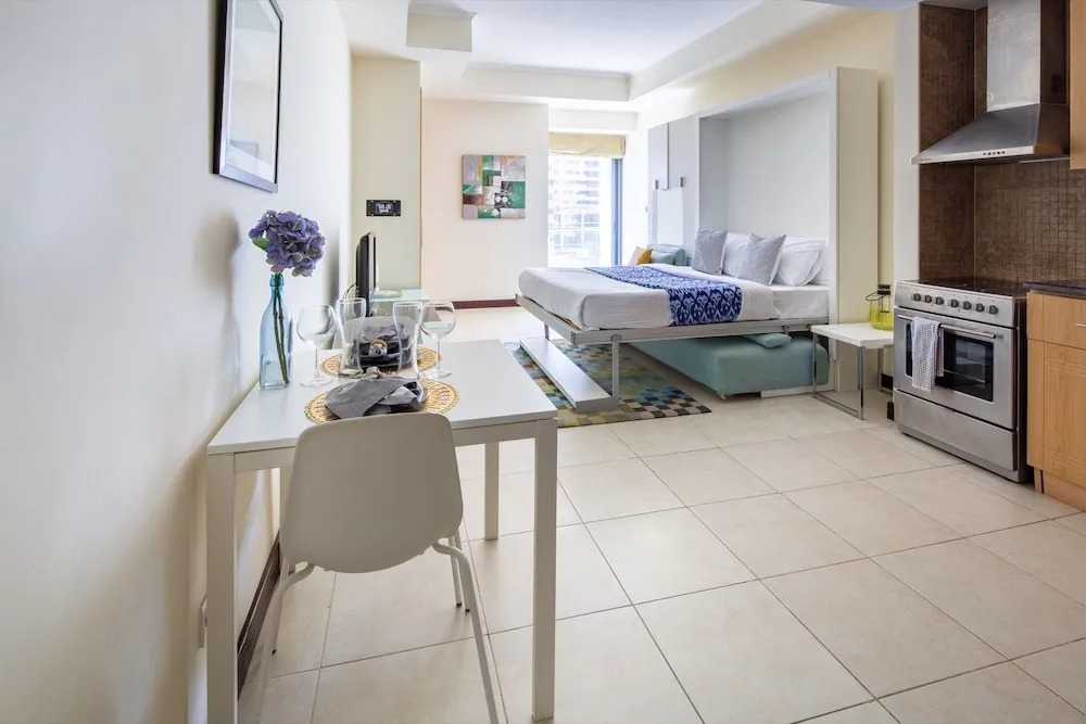 Spacious + Modern Studio in JLT - Sleeps 3