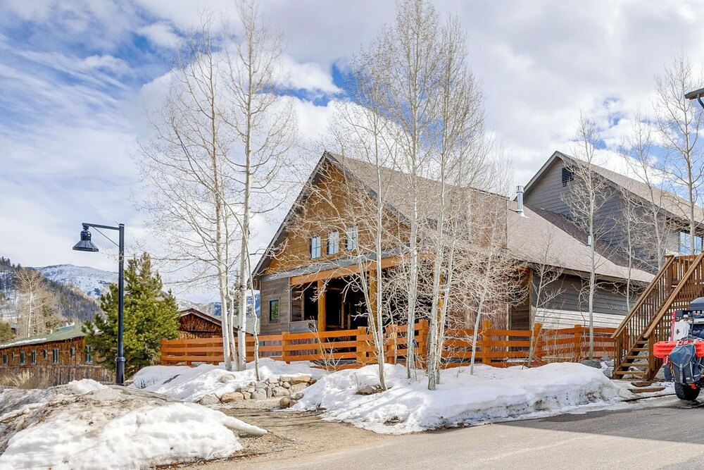 Mountain Views: Luxurious Grand Lake Escape!