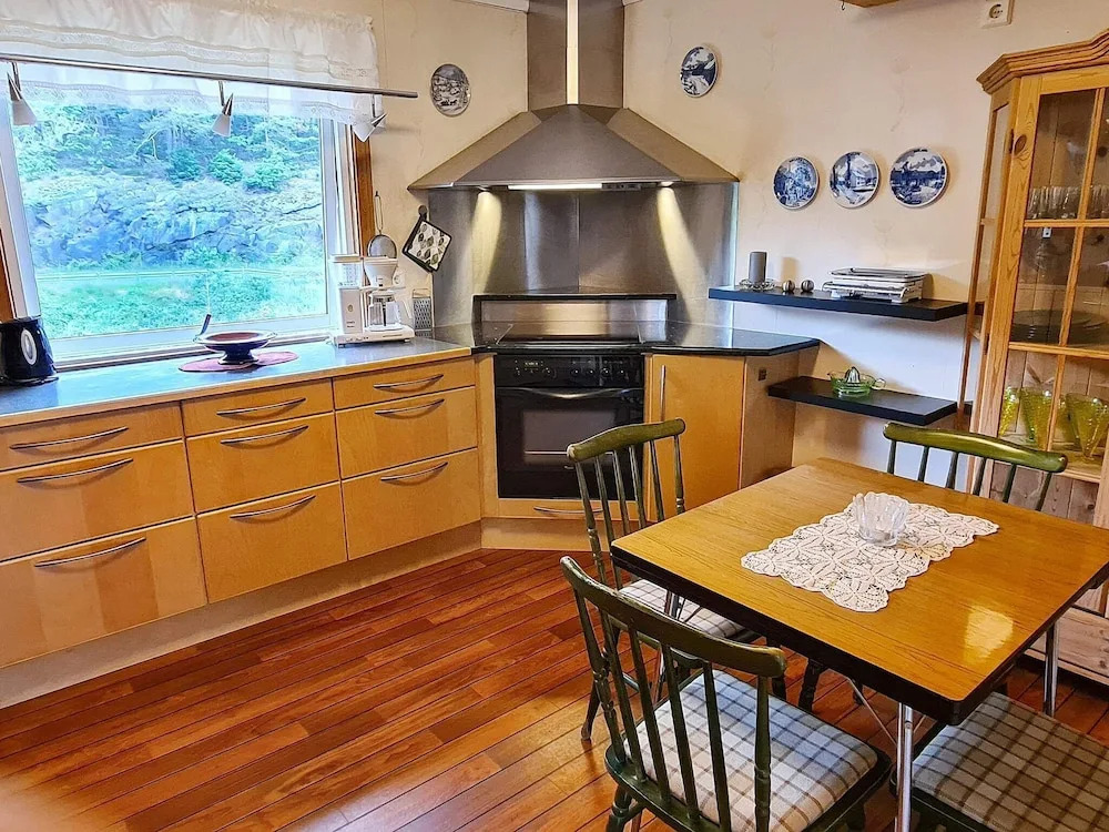 10 Person Holiday Home in Staubø