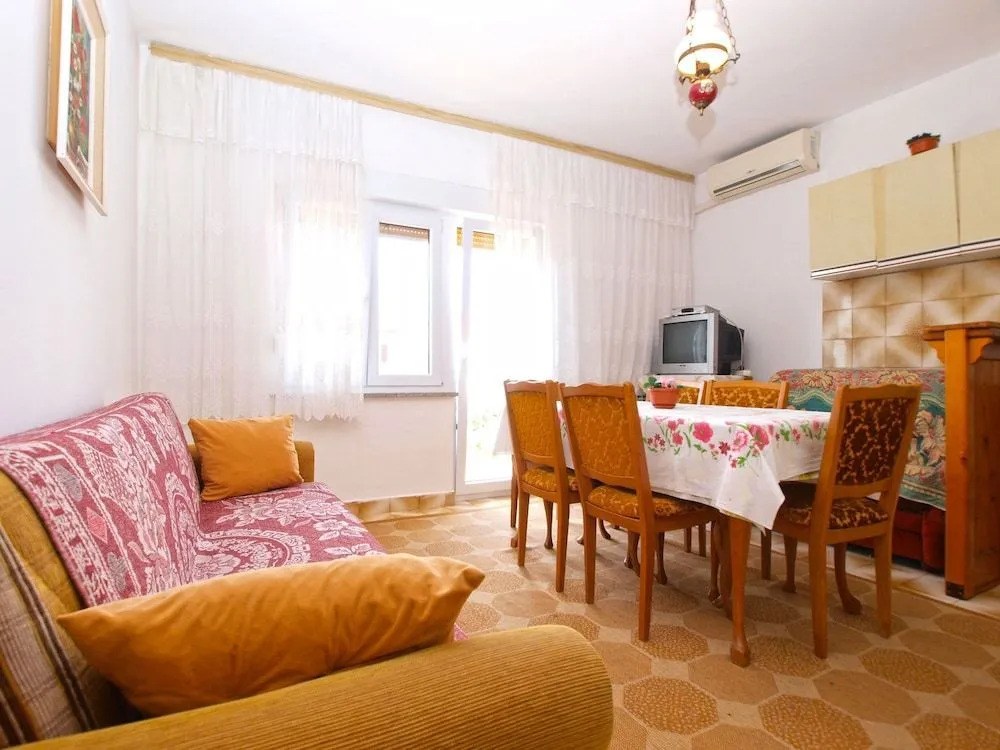 Apartment 1051