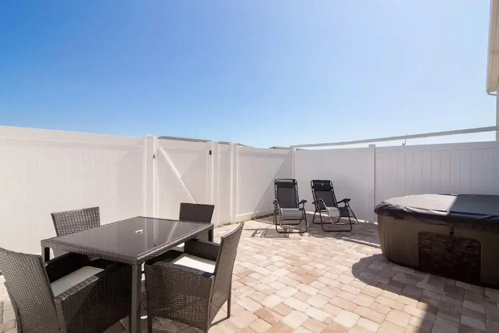 5135 Compass Bay