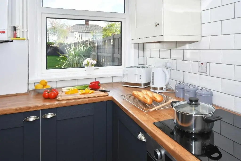Orion House - sleeps 6, driveway, garden
