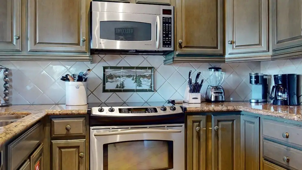 Mammoth West 140 Pet-Friendly Updated Condo, Just A Short Walk to Canyon Lodge by RedAwning