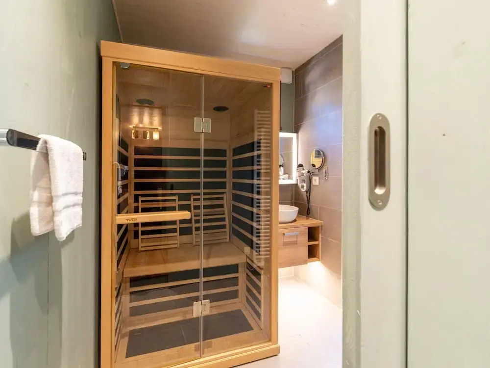 Modern Stay With Sauna & Pool