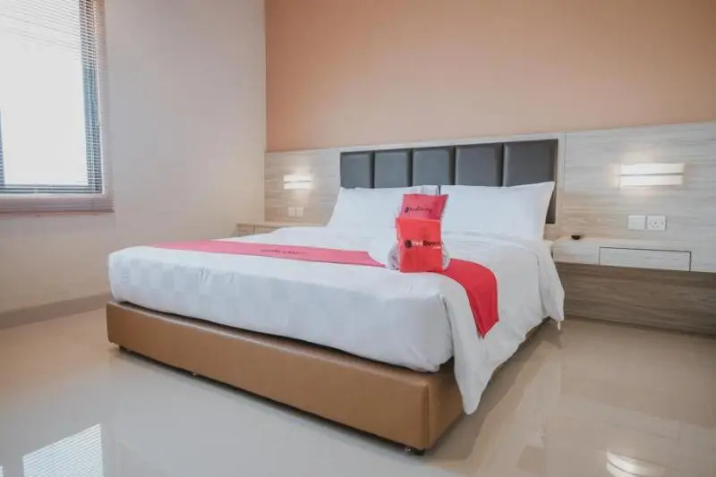 RedDoorz Plus near Ferry Terminal Batam Center