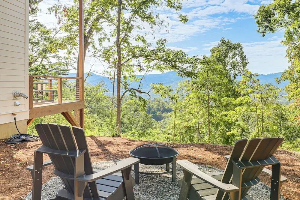 12 Mi to Asheville: Mtn-view Gem in Weaverville