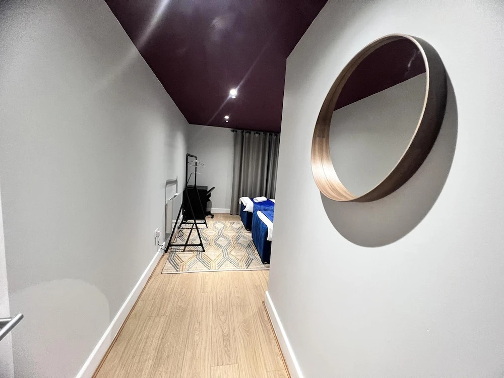3br-sleeps8-canarywharf-cinemabedroom