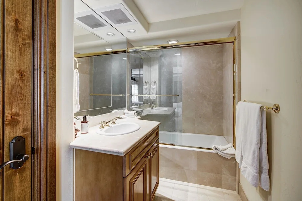 Golden Peak Luxury 4 BR Penthouse - Ski-in/out by RedAwning