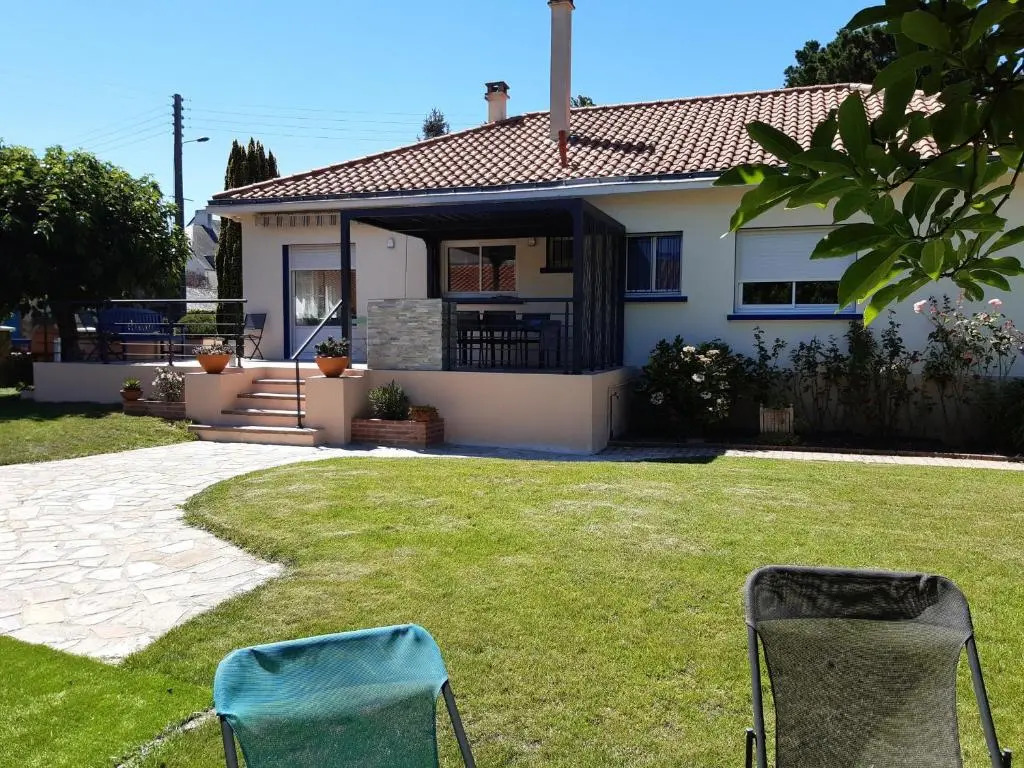 Maison familiale rénovée, 15 km de la mer, jardin clos avec terrasse et ping-pong, centre bourg - FR-1-306-894