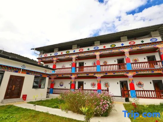 Lulang Zaxidele Tibetan Courtyard