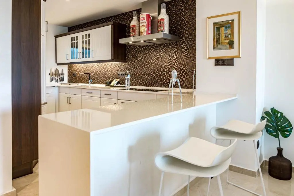 CB1- Sweet flat, shared pool in perfect location