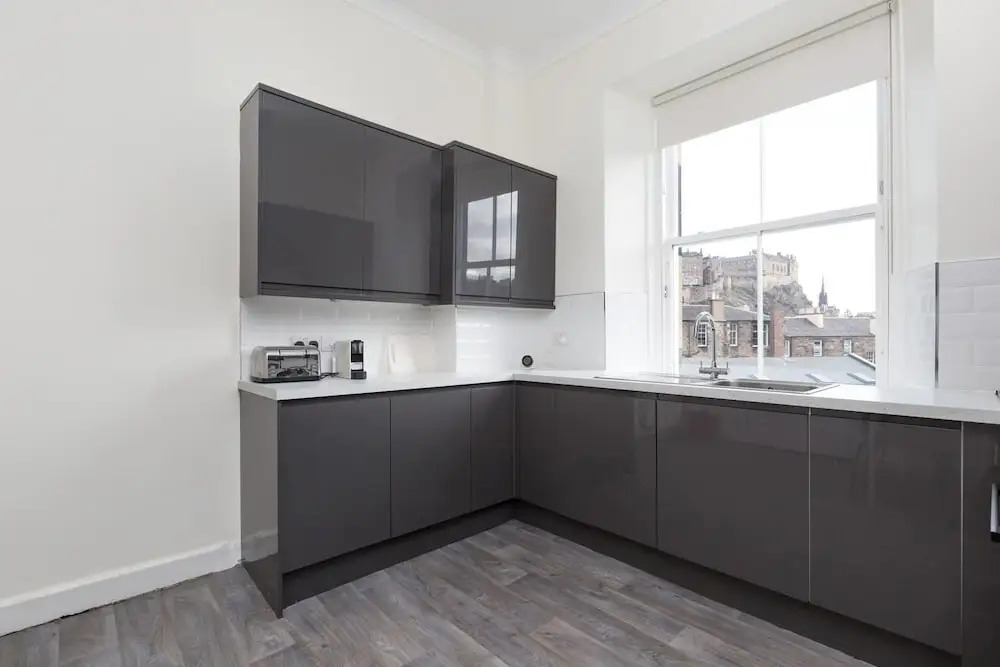 Elegant 3 Bedroom Central Apartment W/Castle View
