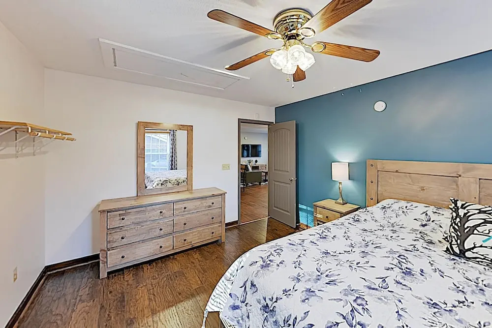 Woodland Haven: Hot Tub, Game Room, Near Downtown 3 Bedroom Home