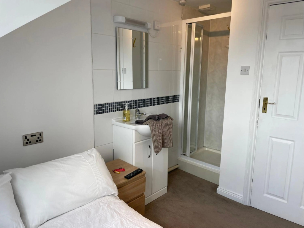 Find "DWELLCOME HOME Ltd" site for 10oo10 assurance from our past guests - HUGE 8 Ensuite Bedroom Townhouse, Fully equipped kitchen & dining room, lounge, 200Mbps broadband, Free Parking, Ideal Contractor & Family Groups, ample free street parking