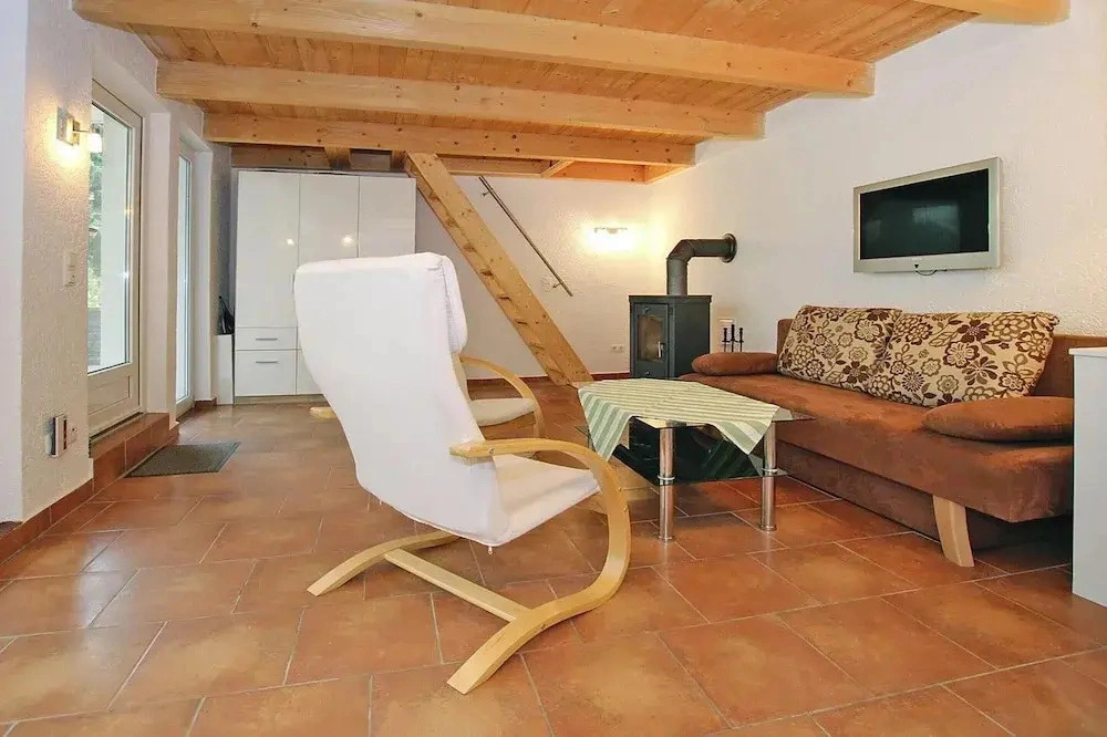 Ferienhaus mit Terrasse und Kaminofen in Parchim