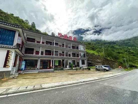 Shangri-La Tiger Leaping Gorge Taoyuan Inn